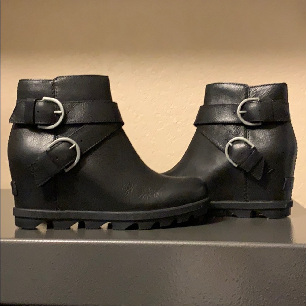 Sorel Joan of arctic buckle ankle booties